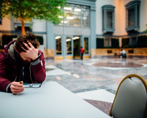 Waarom je vaak op vakantie je stress pas voelt
