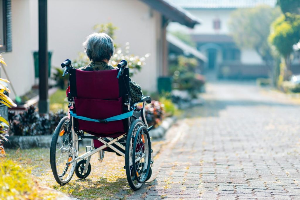 Hoe herken je beginnende dementie bij je naasten en waarom is dementiezorg zo belangrijk