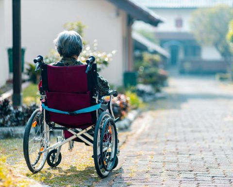 Hoe herken je beginnende dementie bij je naasten en waarom is dementiezorg zo belangrijk