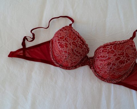 Dit zijn de verschillen tussen een bh en een bralette